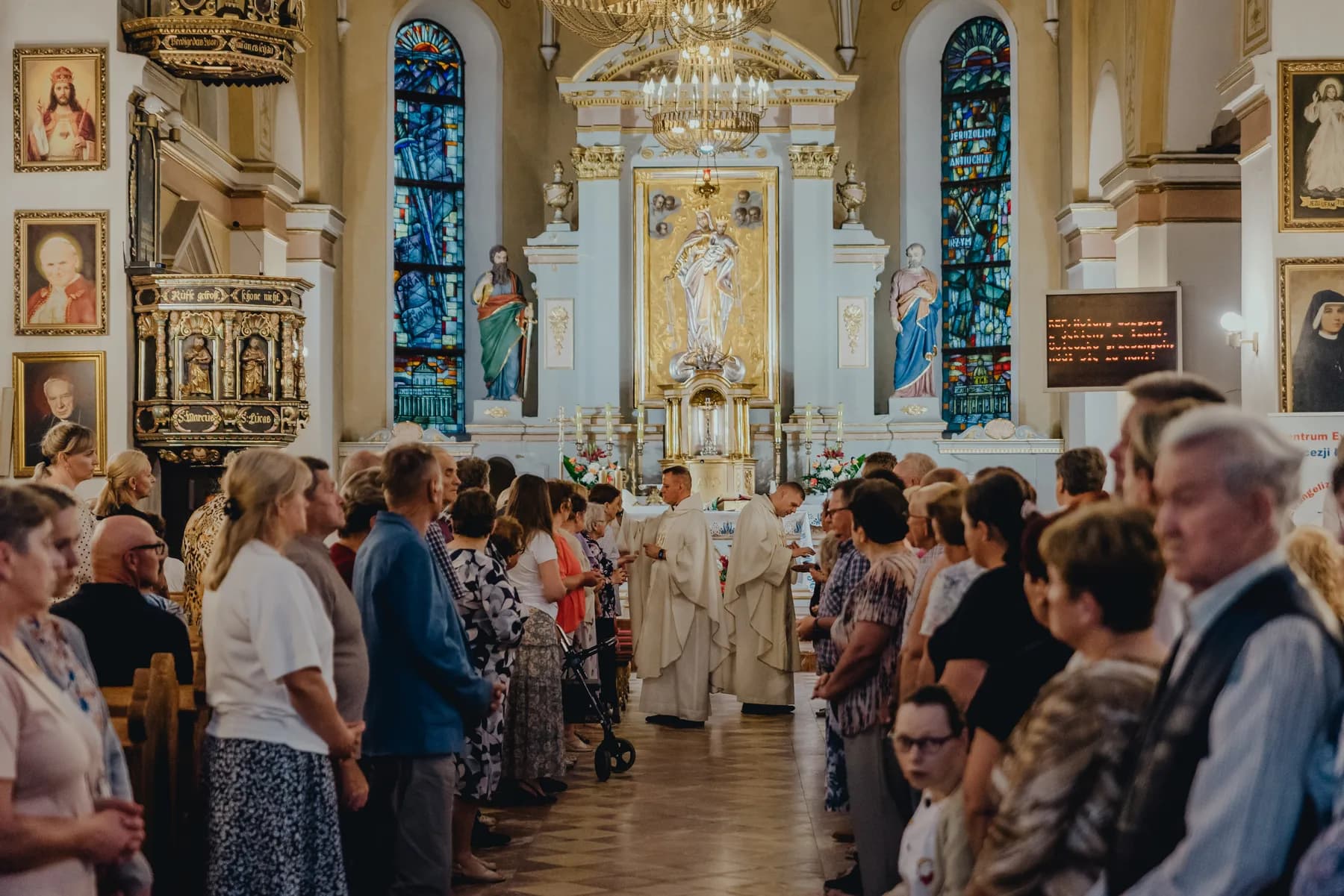 Kadr z Misji Świętych 19