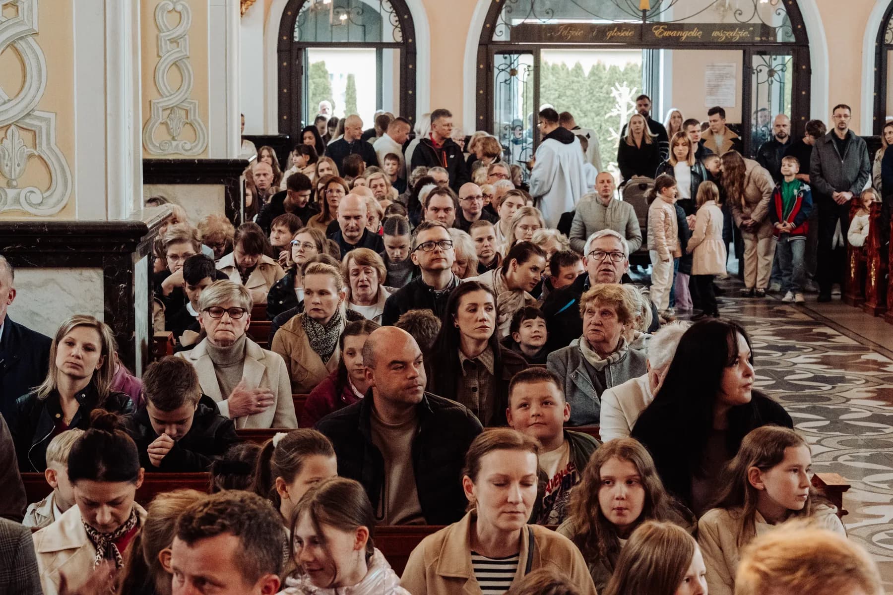 Kadr z Misji Świętych 23