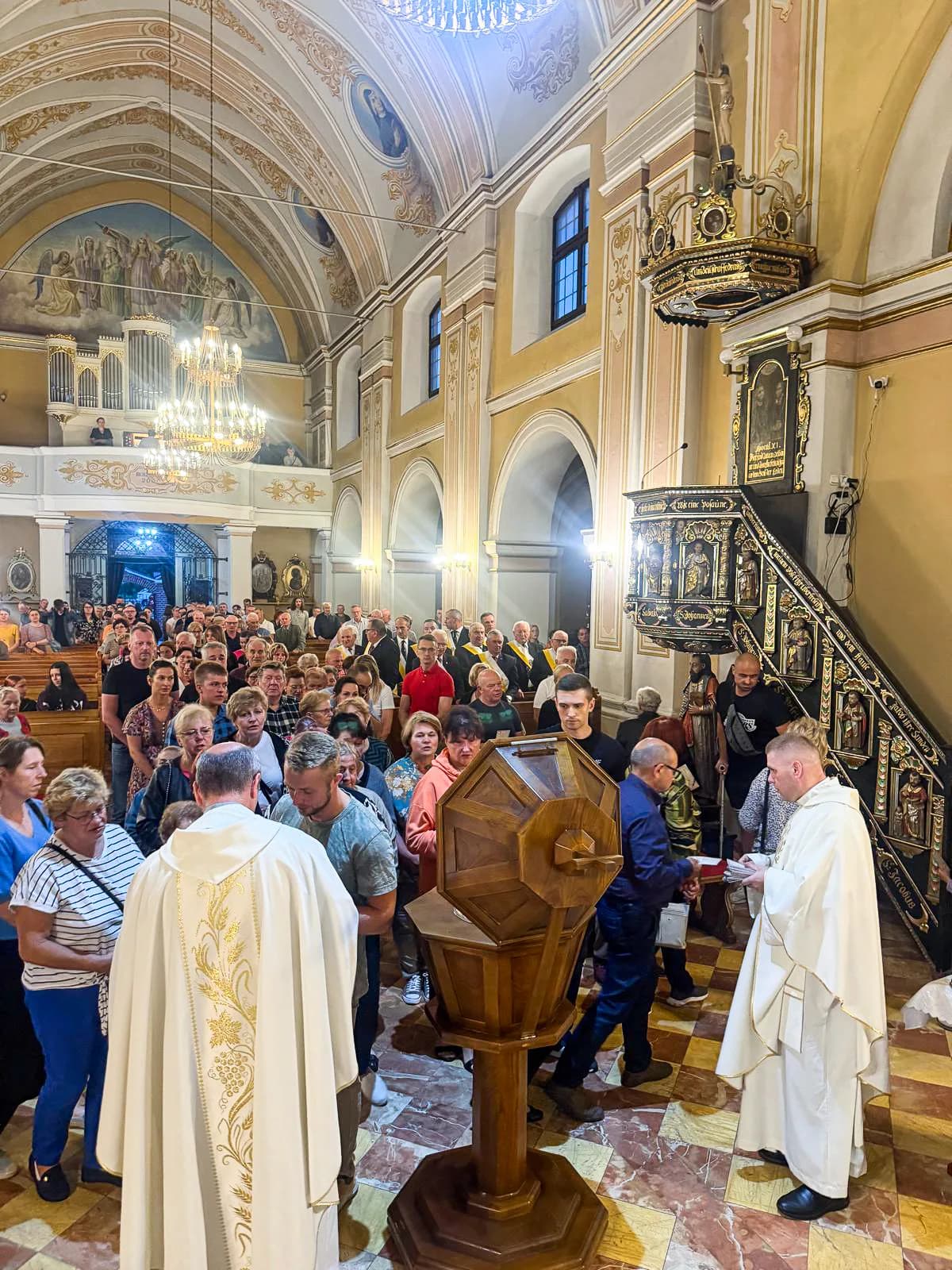Kadr z Misji Świętych 28